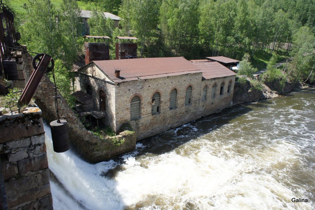 Водопад на плотине Пороги