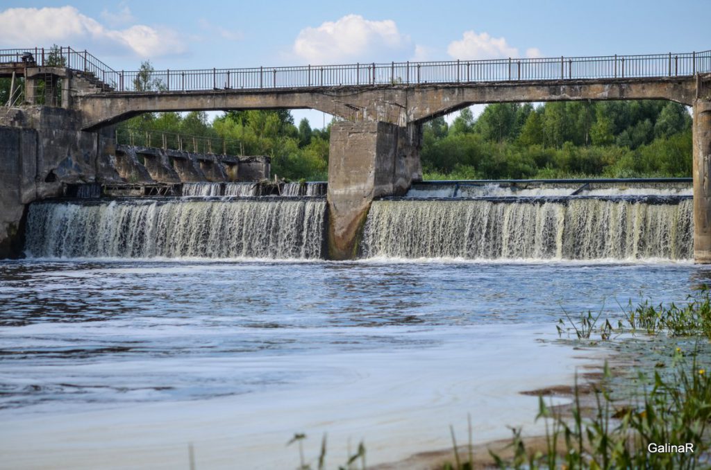 Плотина сброса воды на ГРЭС-4 на реке Лава в Курортном Правдинского района Калининградской области