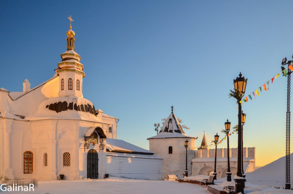 Покровский собор в Тобольском кремле зимой на закате